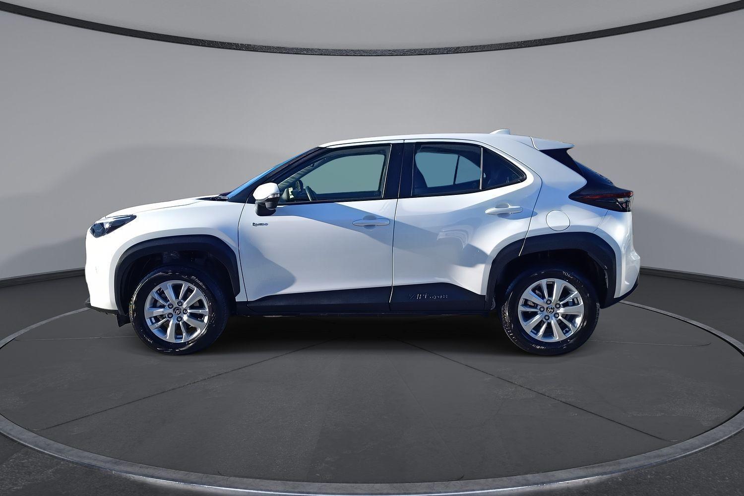 2025 Toyota Yaris Cross GX in White
