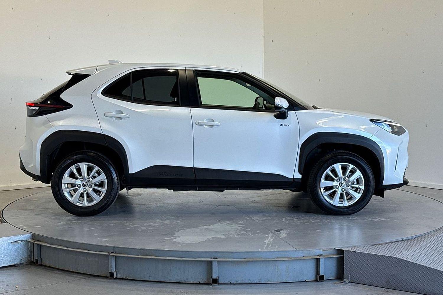 2025 Toyota Yaris Cross GXL in White