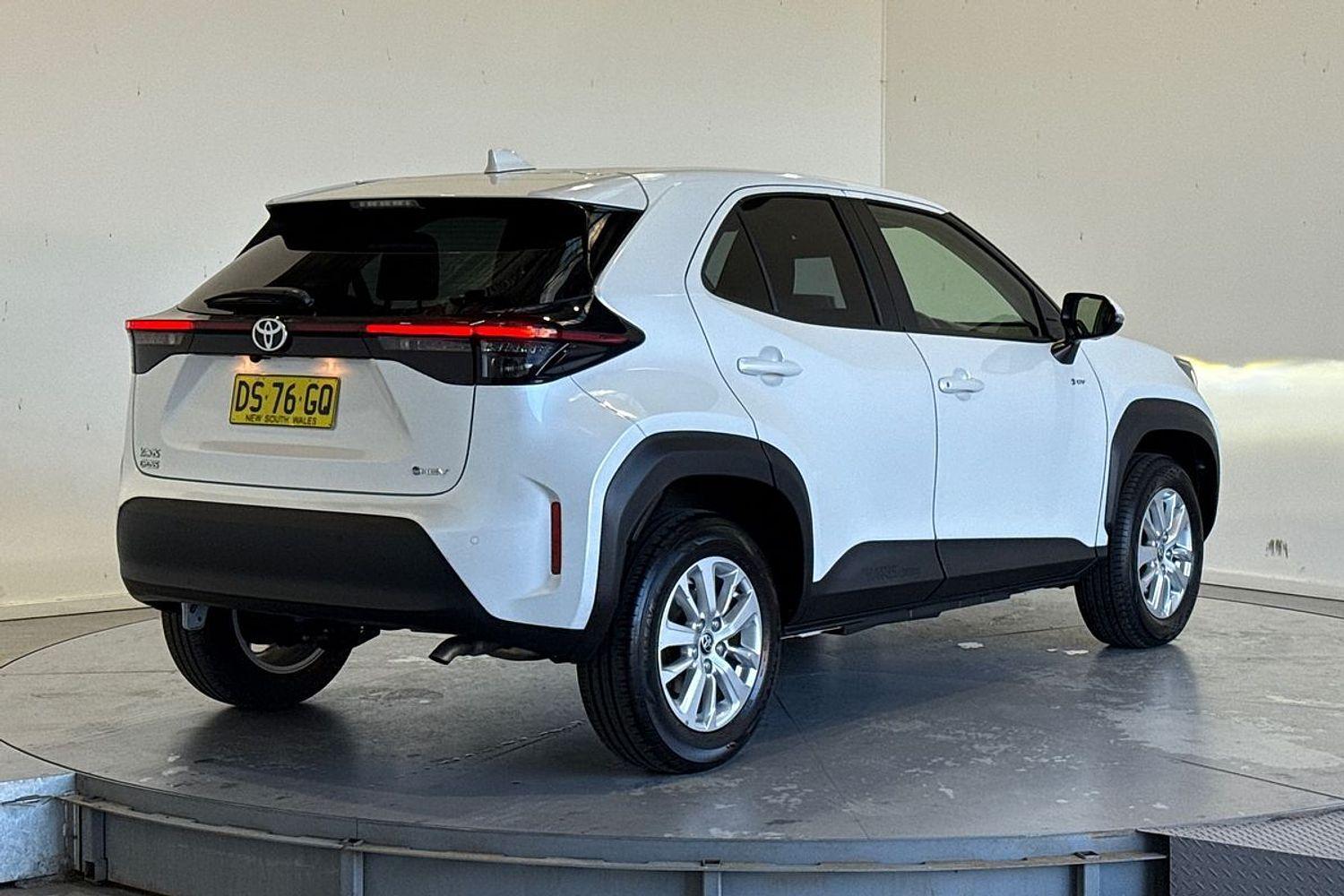 2025 Toyota Yaris Cross GXL in White