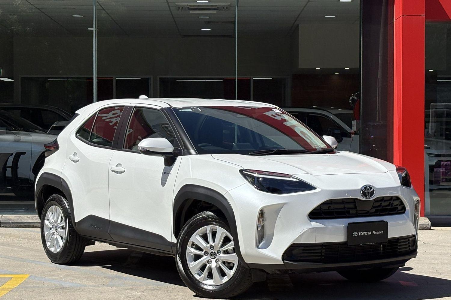 2025 Toyota Yaris Cross GX in White