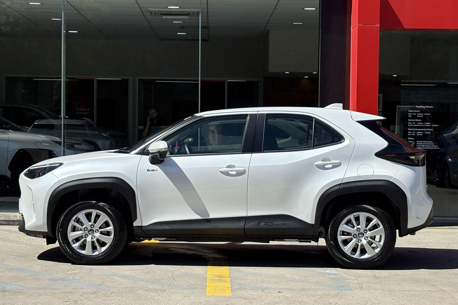 2025 Toyota Yaris Cross GX in White