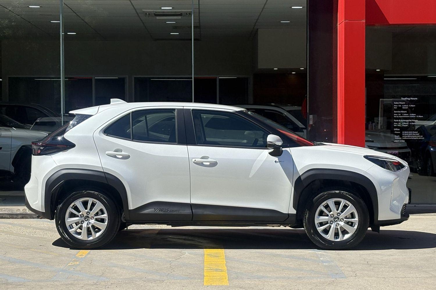 2025 Toyota Yaris Cross GX in White