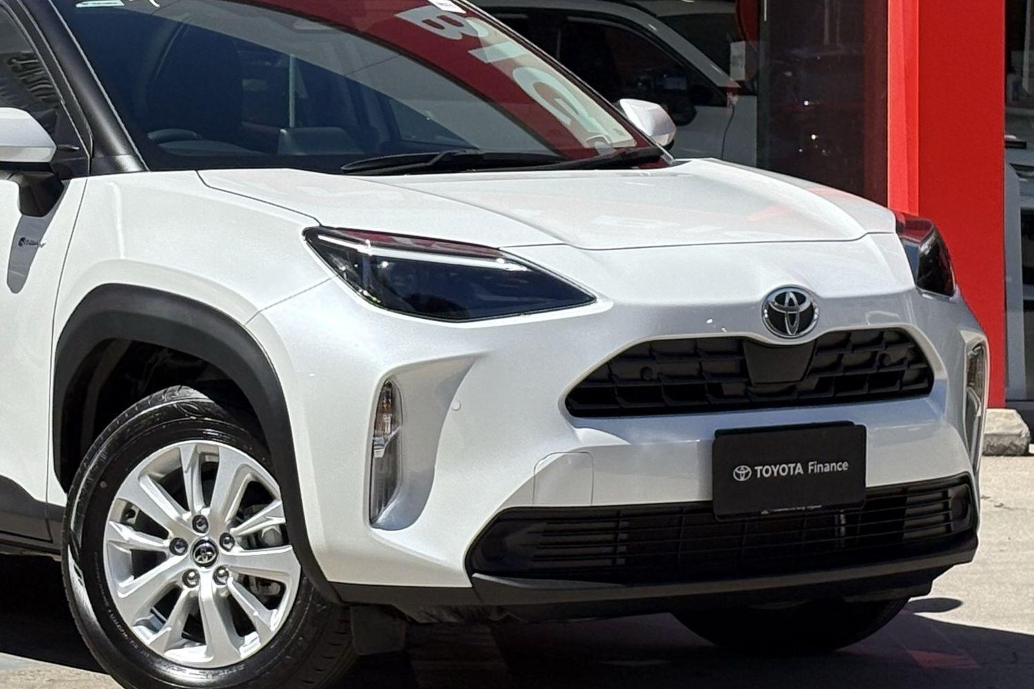 2025 Toyota Yaris Cross GX in White