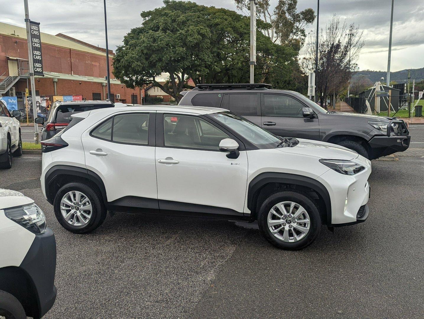 2025 Toyota Yaris Cross GX in White