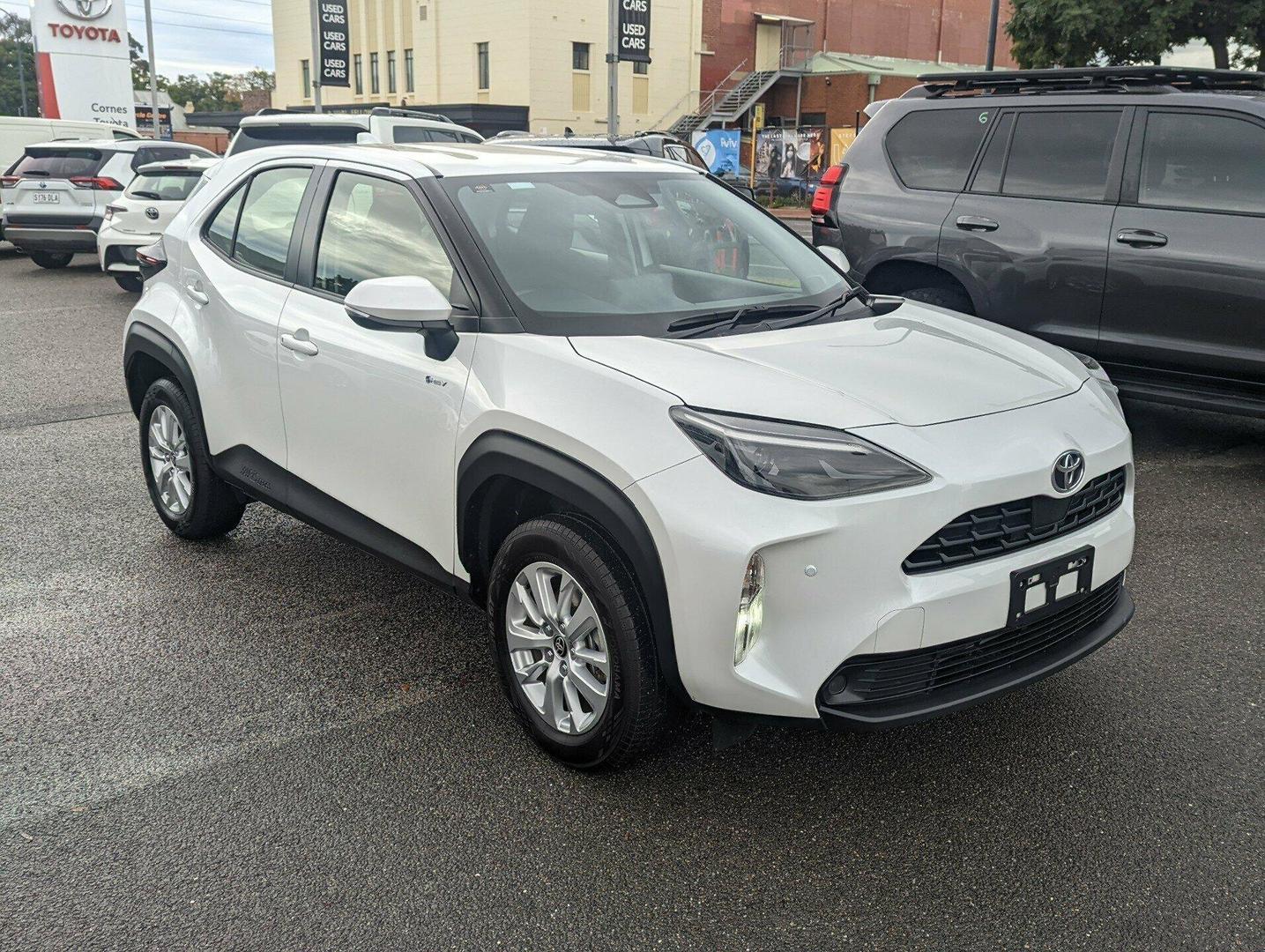 2025 Toyota Yaris Cross GX in White