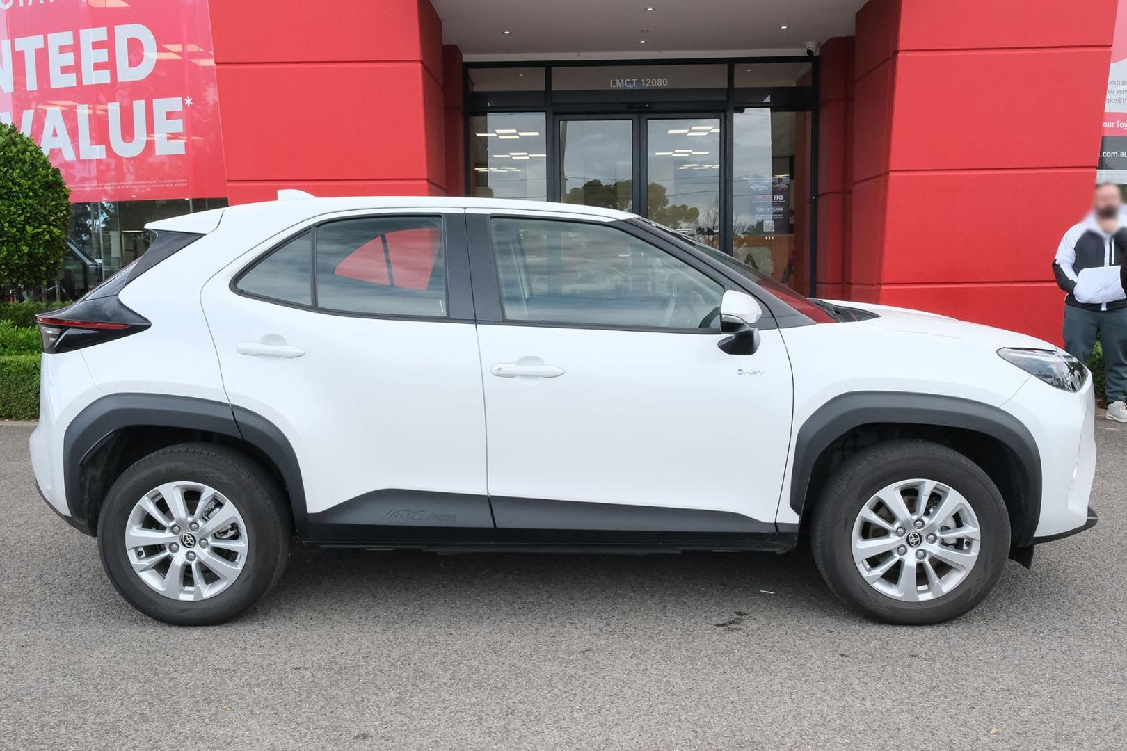 2025 Toyota Yaris Cross GX in White