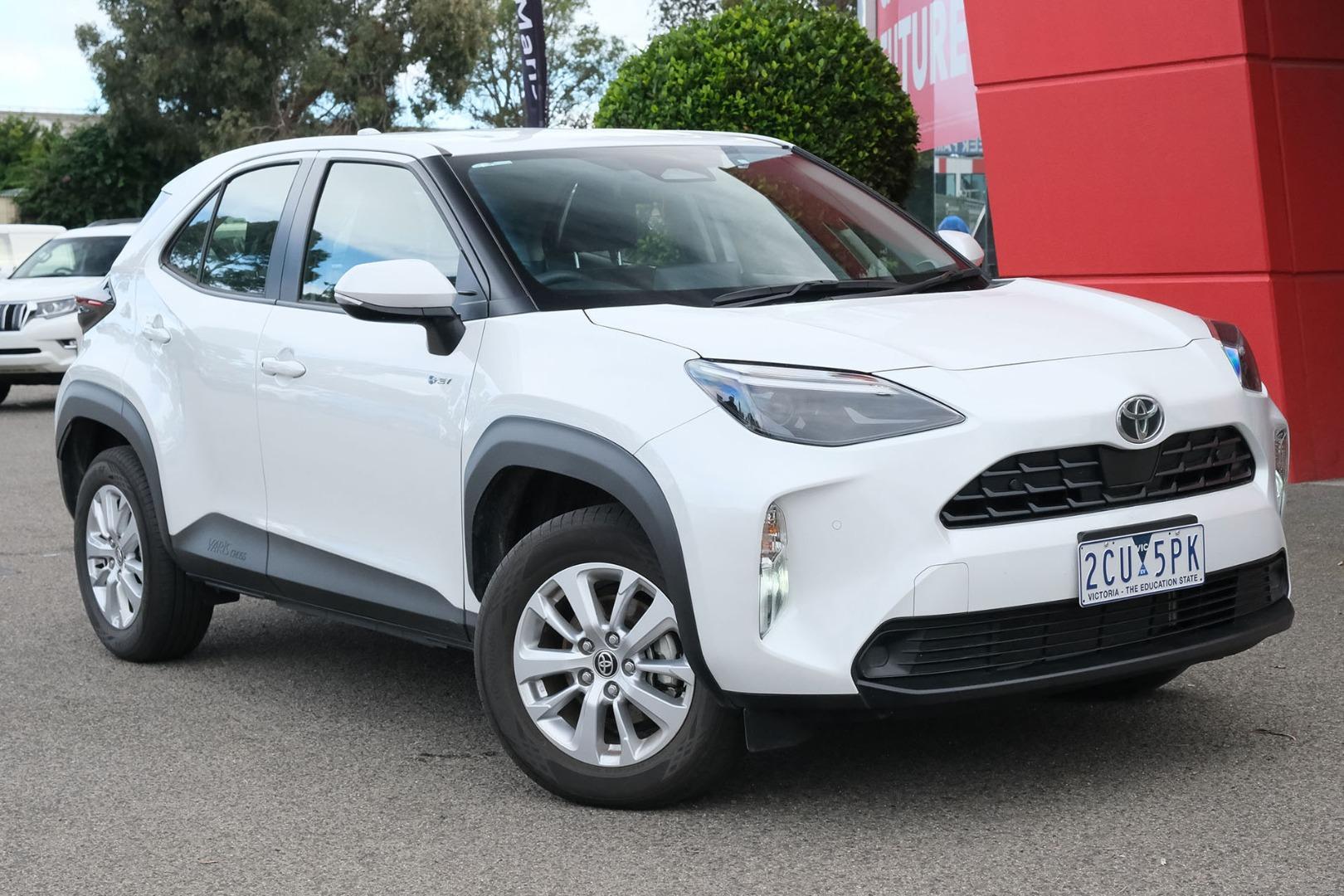 2025 Toyota Yaris Cross GX in White