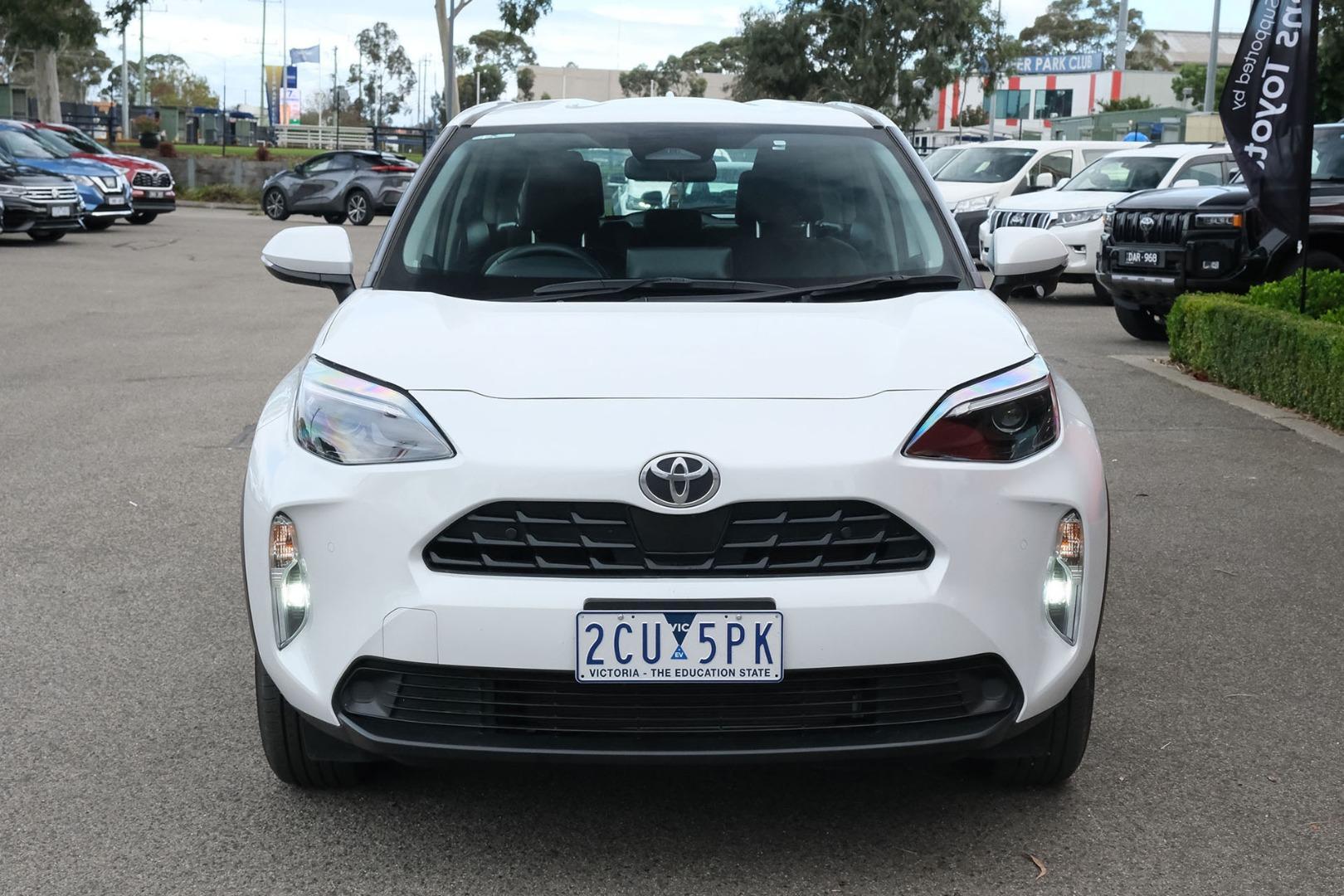 2025 Toyota Yaris Cross GX in White