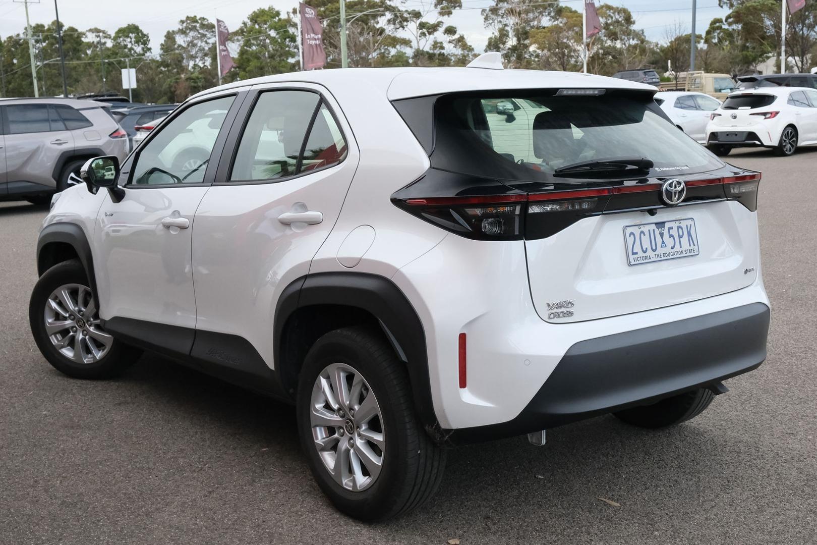 2025 Toyota Yaris Cross GX in White