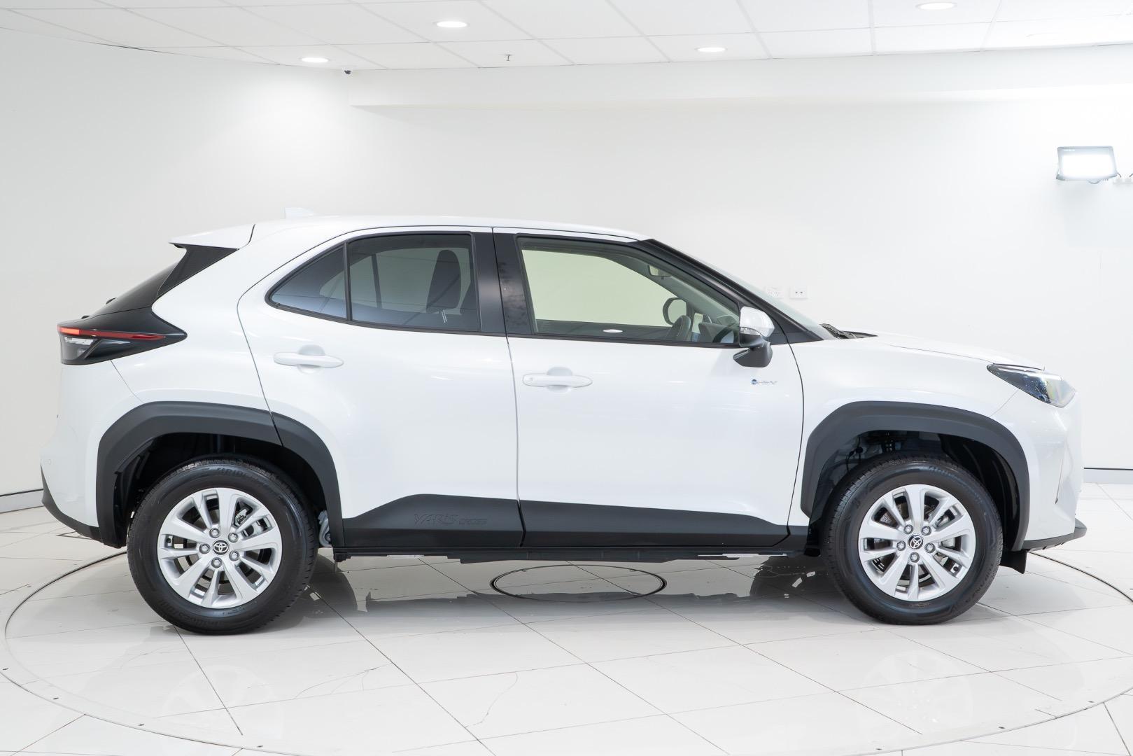 2025 Toyota Yaris Cross GXL in White