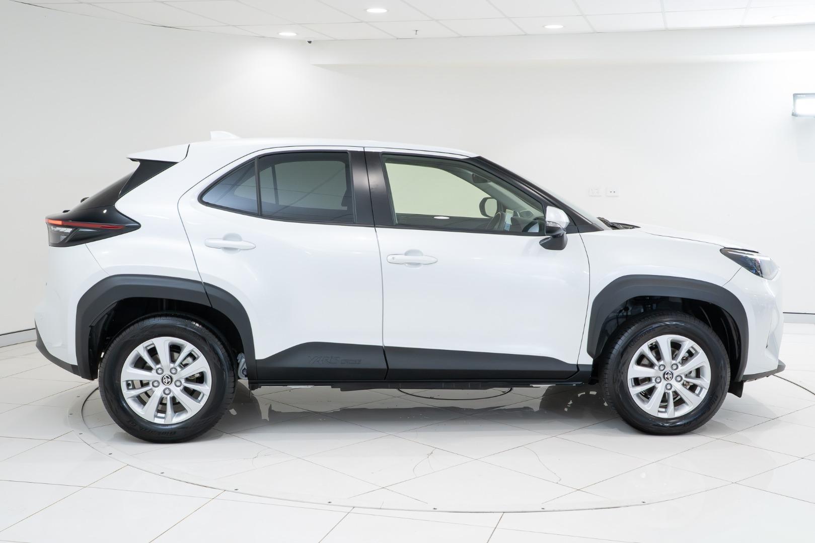 2025 Toyota Yaris Cross GXL in White