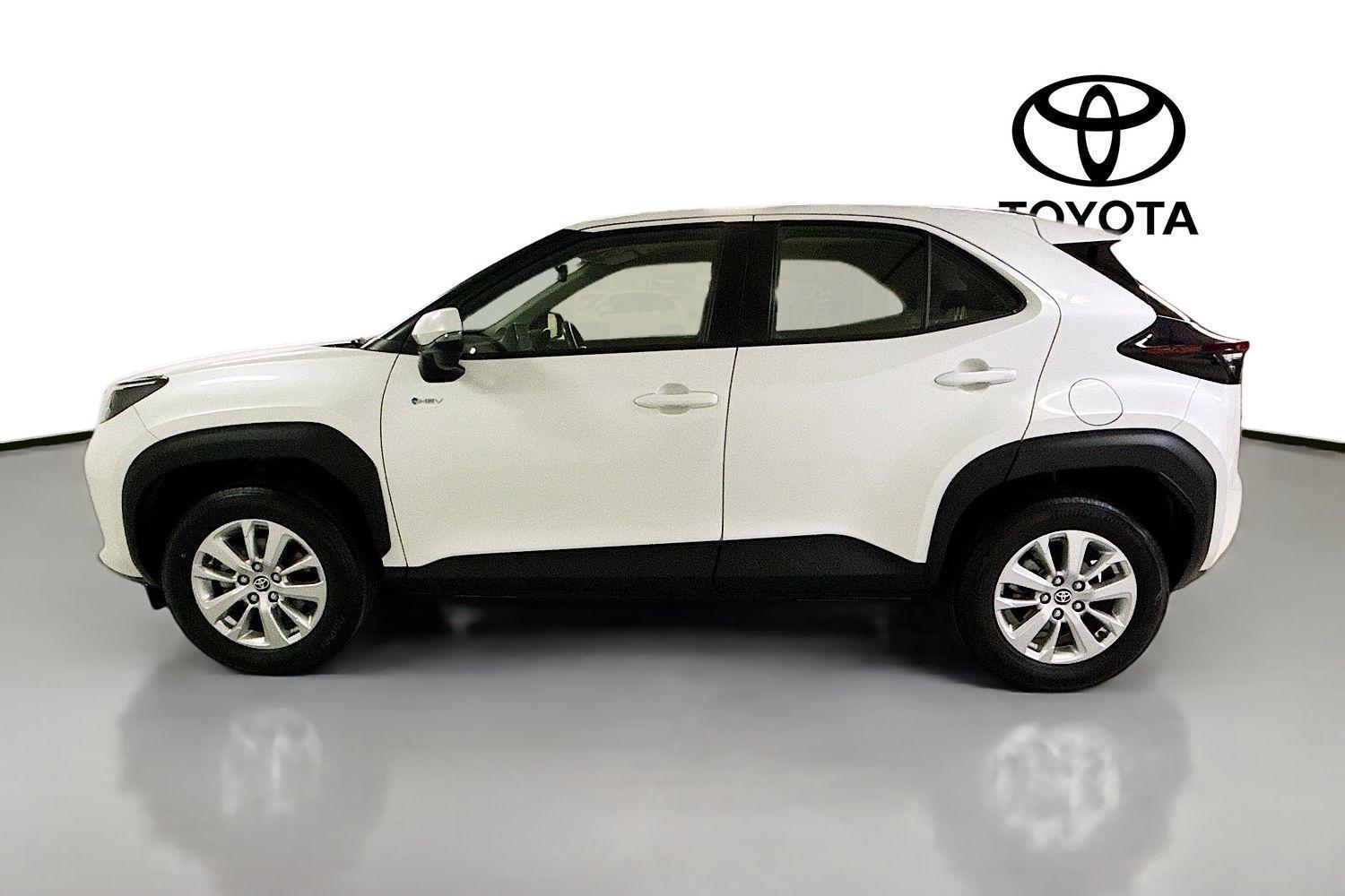 2025 Toyota Yaris Cross GX in White