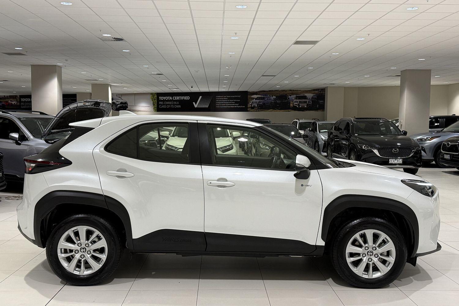 2025 Toyota Yaris Cross GX in White