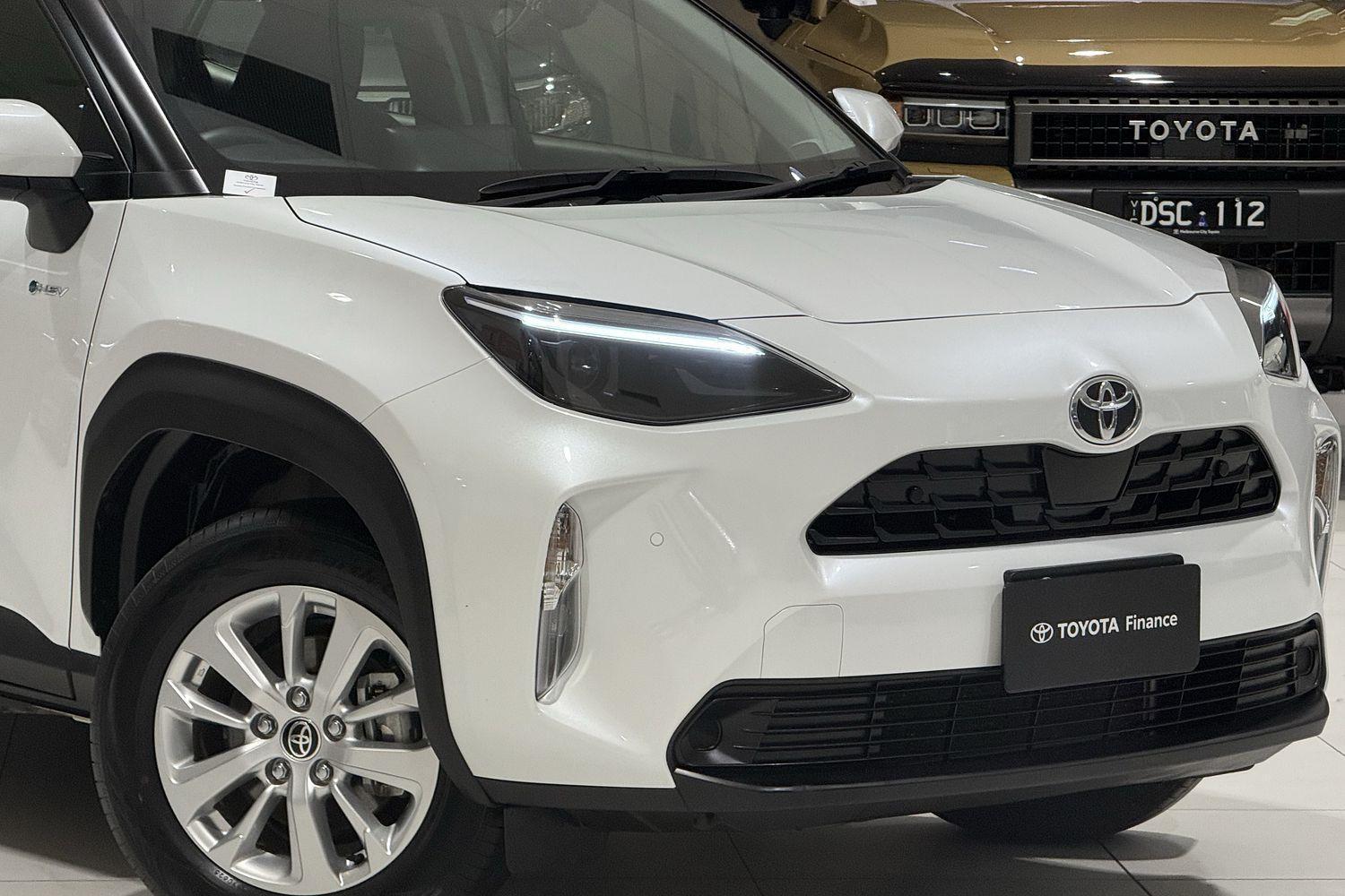 2025 Toyota Yaris Cross GX in White