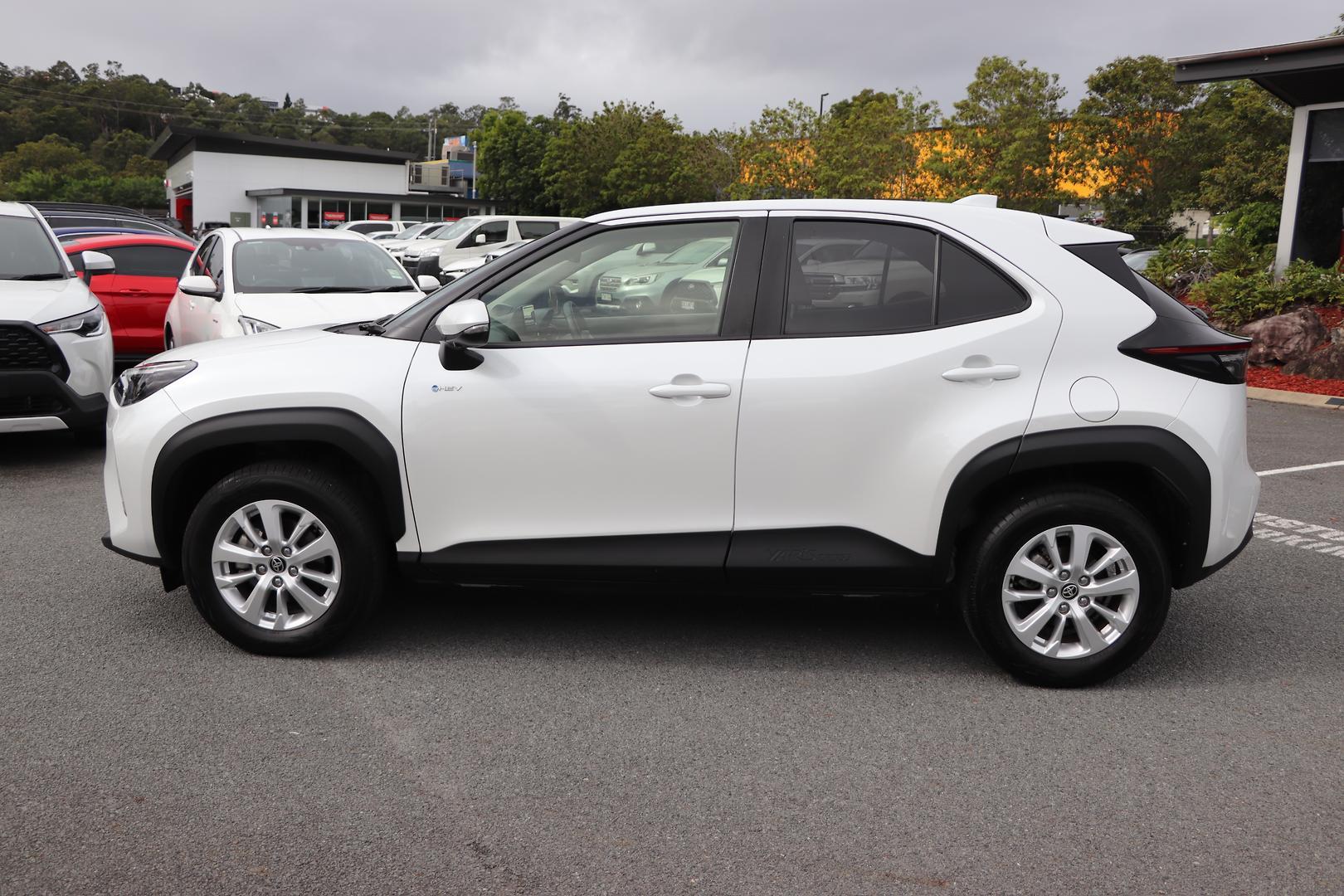 2024 Toyota Yaris Cross GXL in White