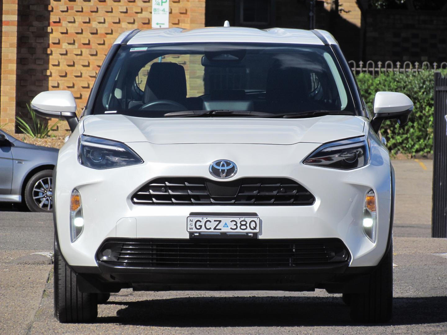 2025 Toyota Yaris Cross GX in White