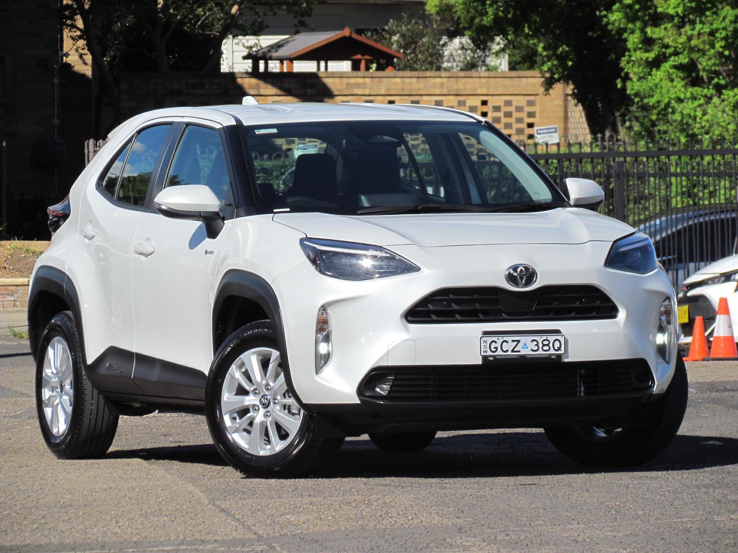 2025 Toyota Yaris Cross GX in White