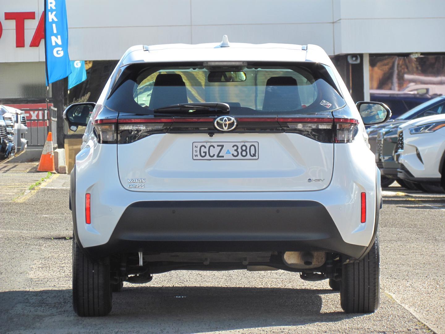 2025 Toyota Yaris Cross GX in White