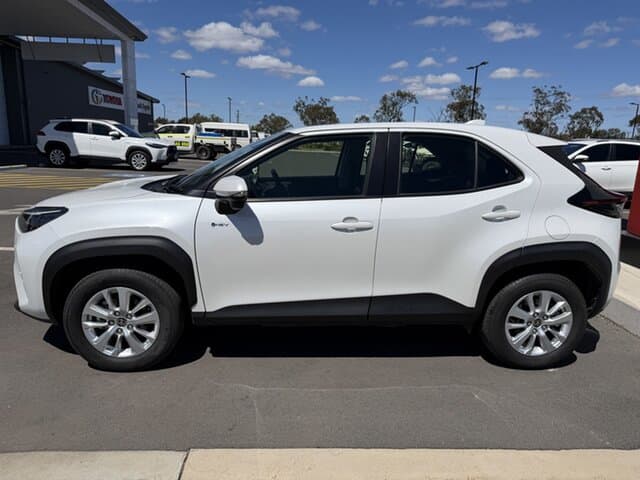 2025 Toyota Yaris Cross GX in White