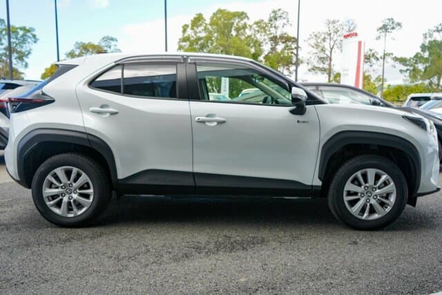 2025 Toyota Yaris Cross GXL in White