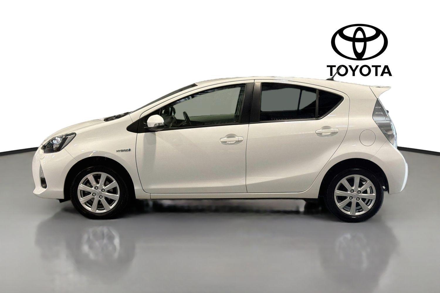 2014 Toyota Prius C i-Tech in White