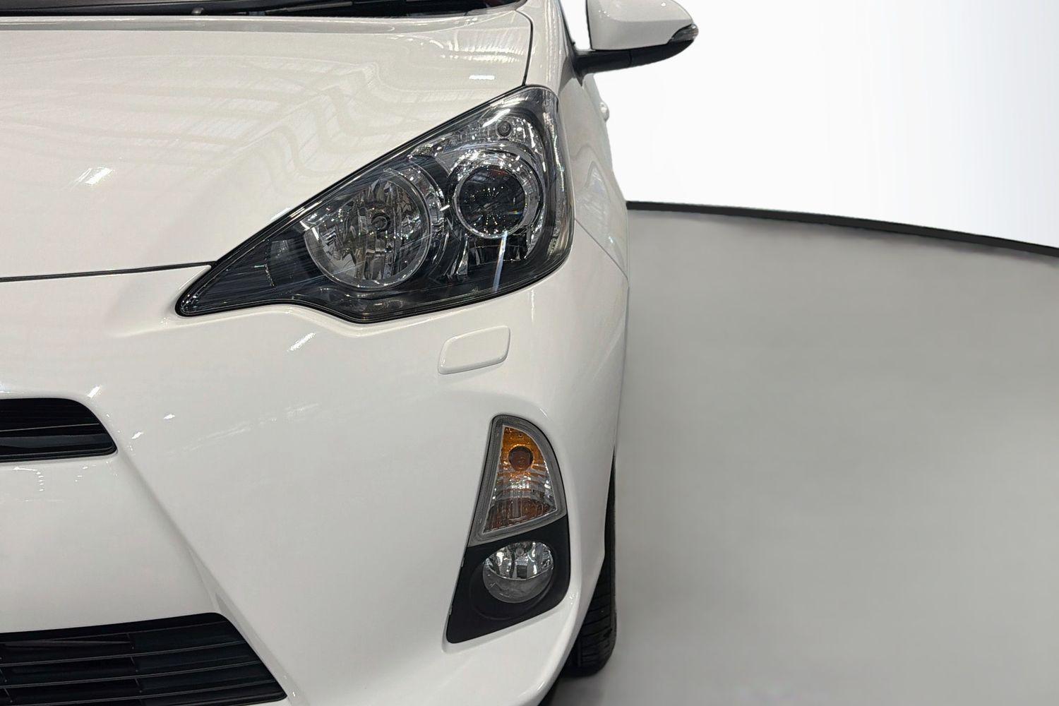 2014 Toyota Prius C i-Tech in White