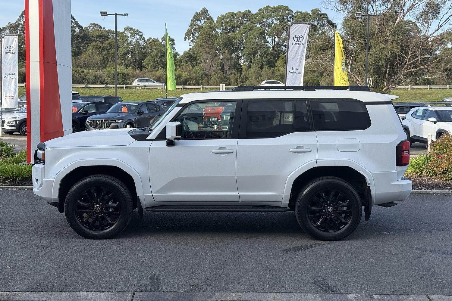 2025 Toyota Landcruiser Prado Kakadu in White