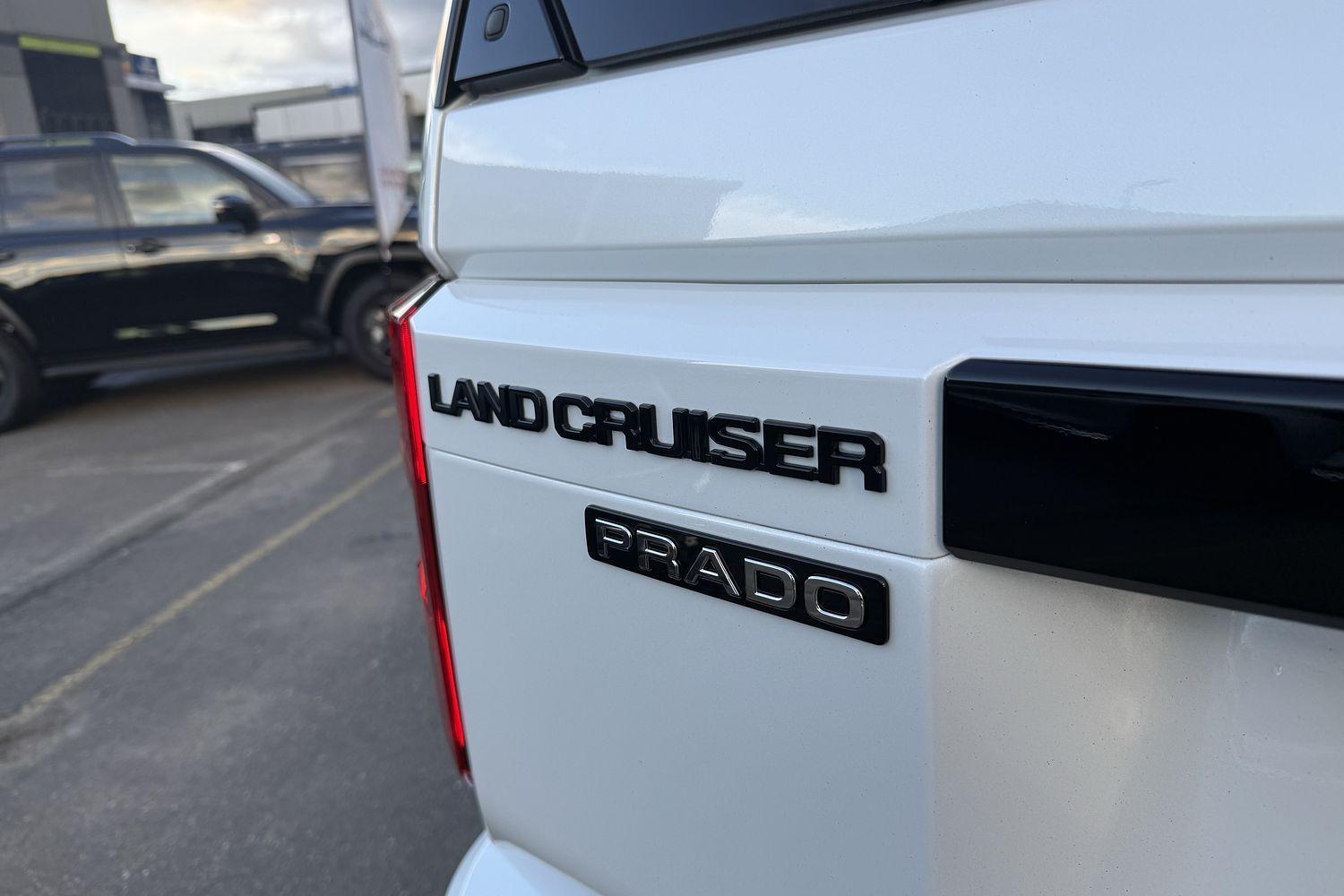 2025 Toyota Landcruiser Prado Kakadu in White