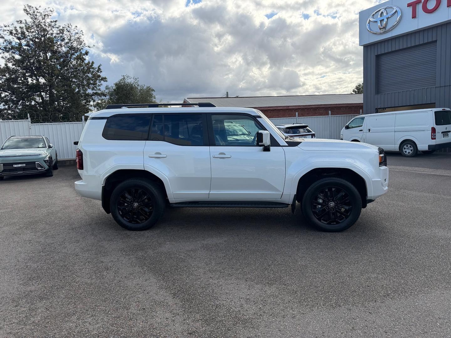 2024 Toyota Landcruiser Prado Kakadu in White