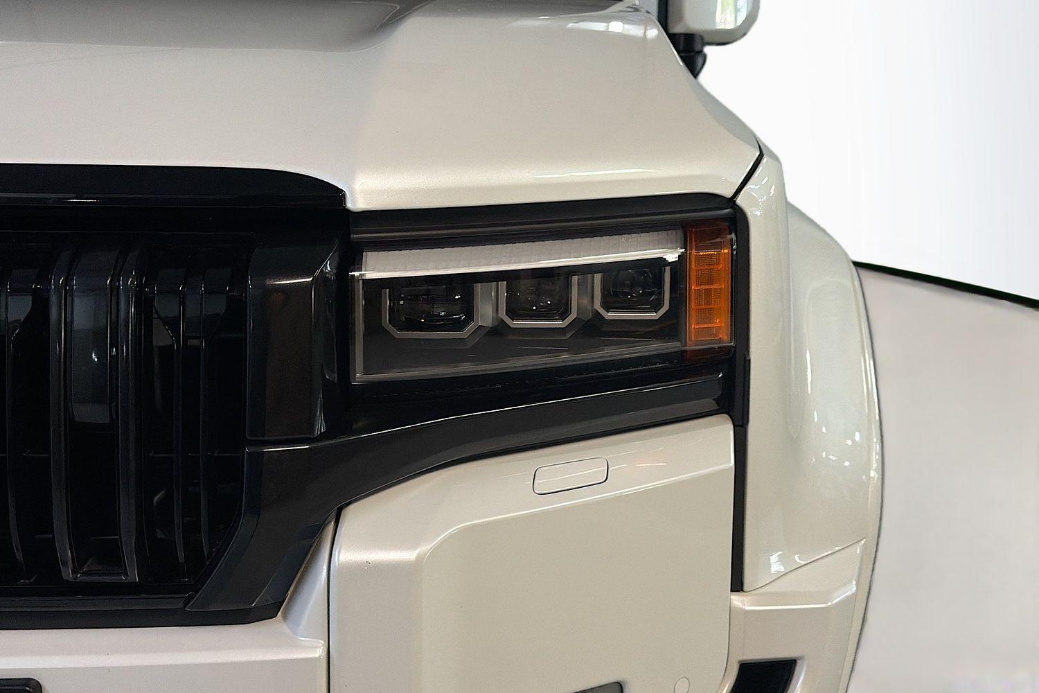 2025 Toyota Landcruiser Prado Kakadu in White