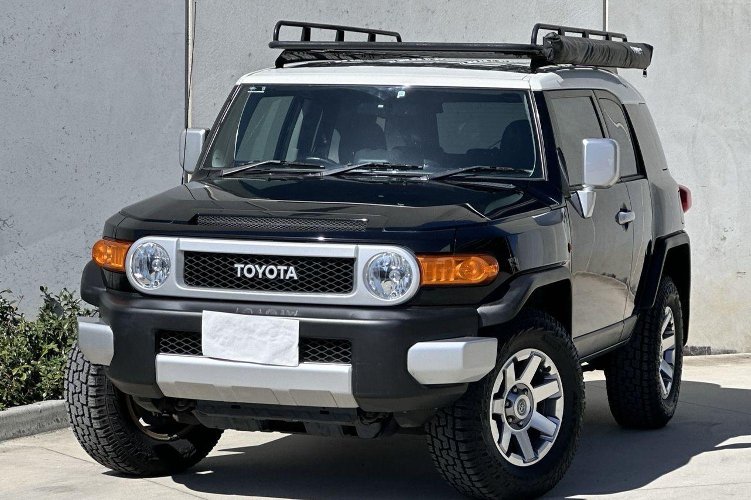 2016 Toyota FJ Cruiser FJ Cruiser in Two Tone Black