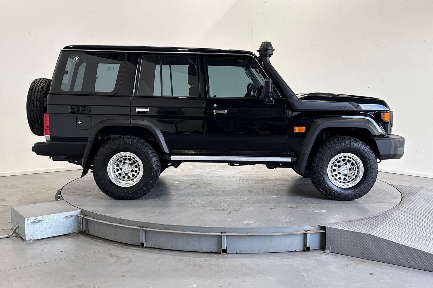2025 Toyota Landcruiser GXL in Black