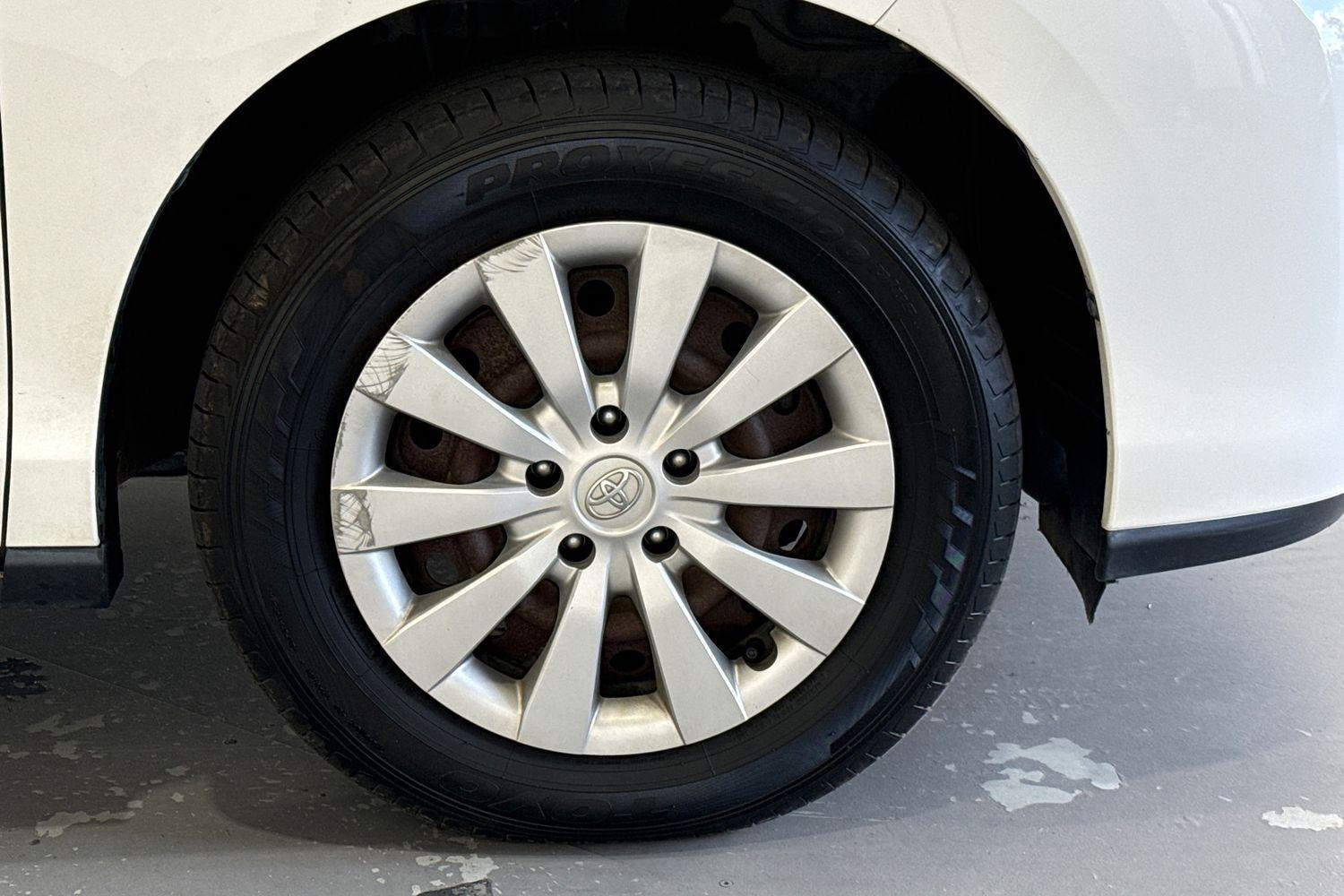 2019 Toyota Tarago GLI in White