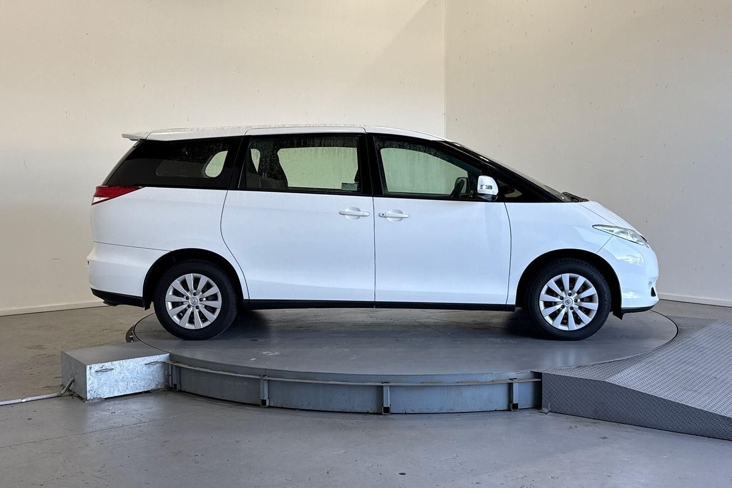 2017 Toyota Tarago GLI in White