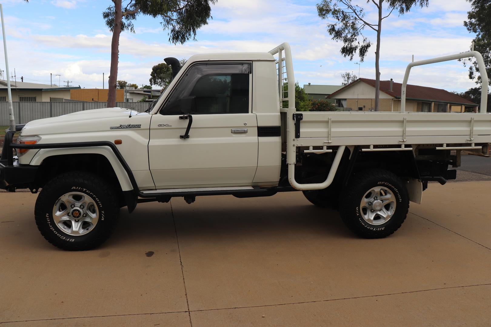 2013 Toyota Landcruiser GXL in White