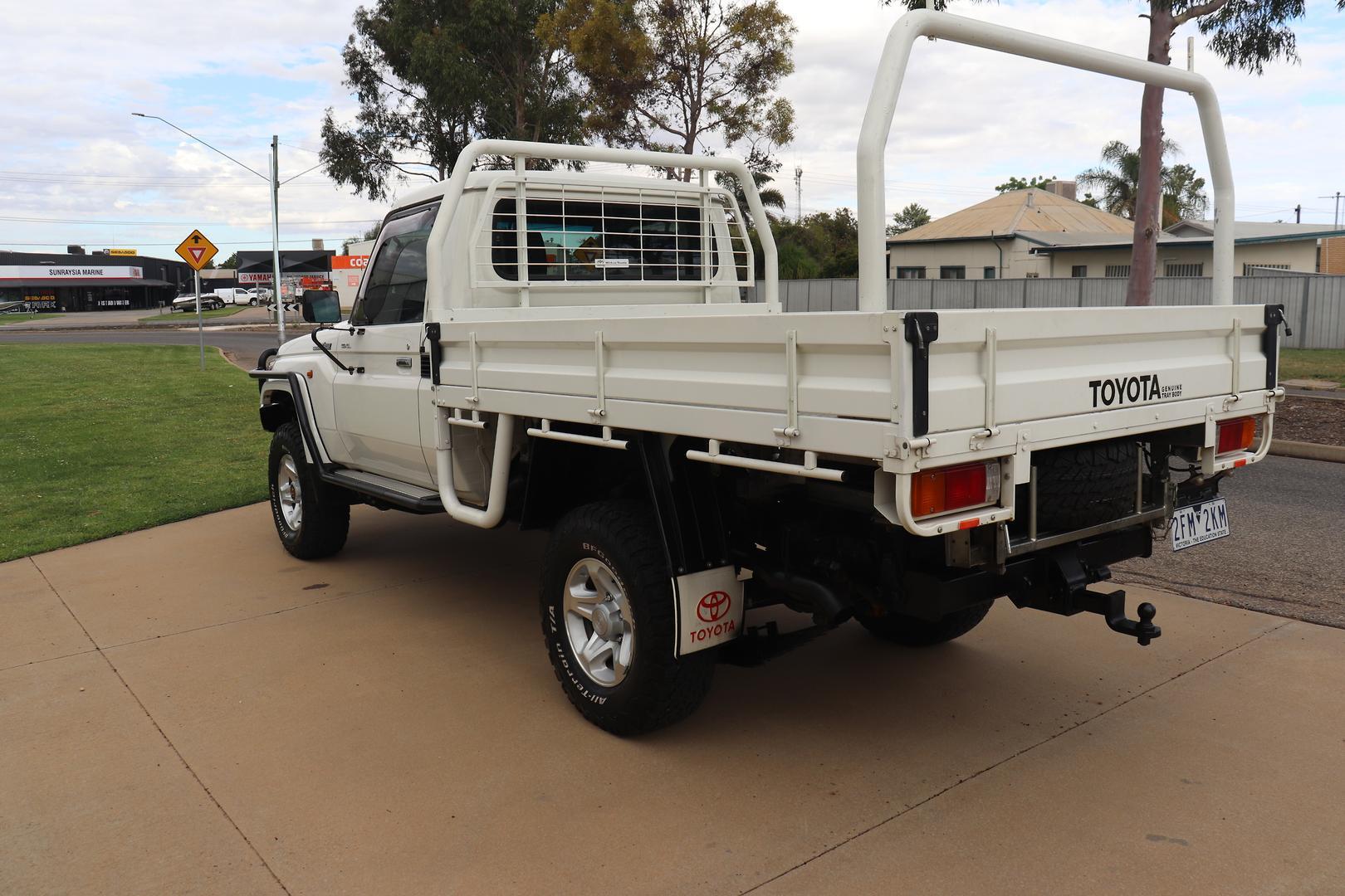 2013 Toyota Landcruiser GXL in White