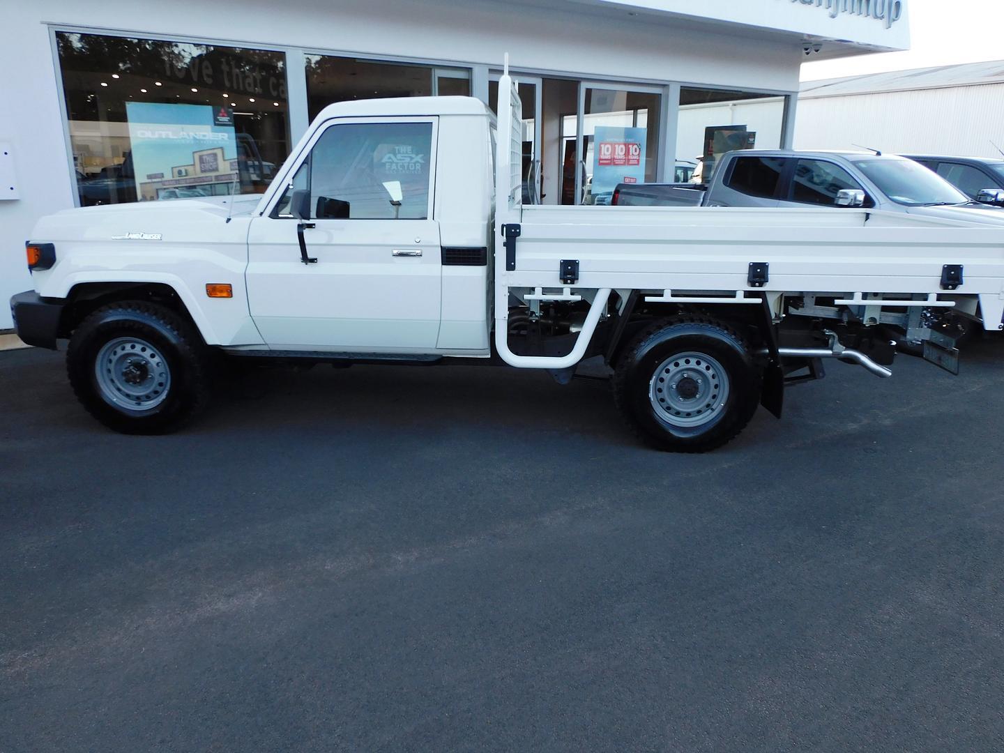 2024 Toyota Landcruiser 70 Workmate in White