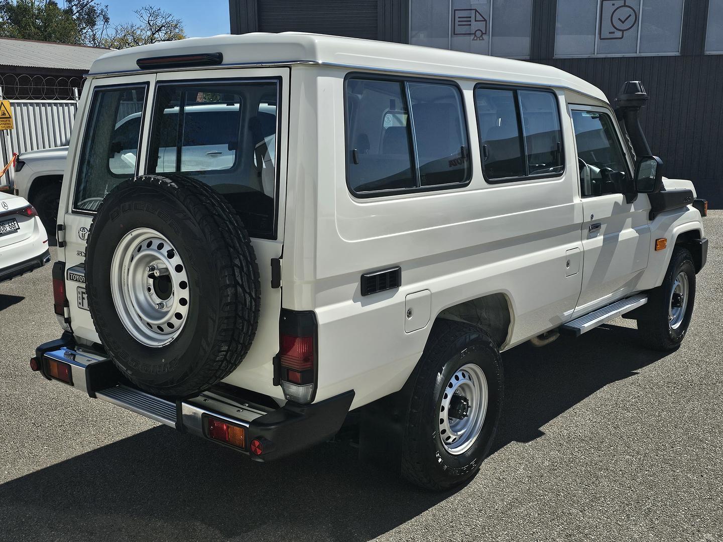 2024 Toyota Landcruiser GXL in White