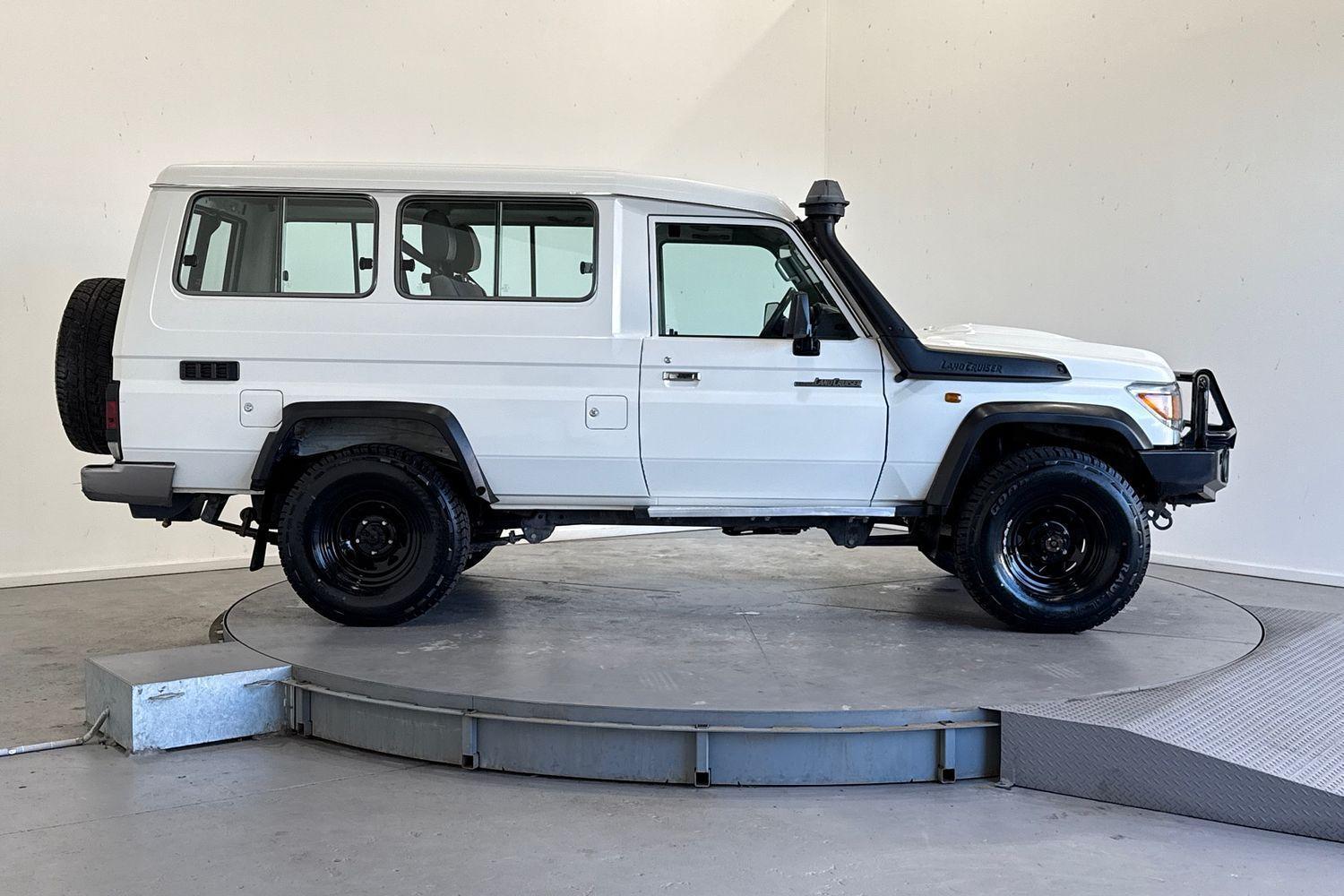 2017 Toyota Landcruiser GXL in White