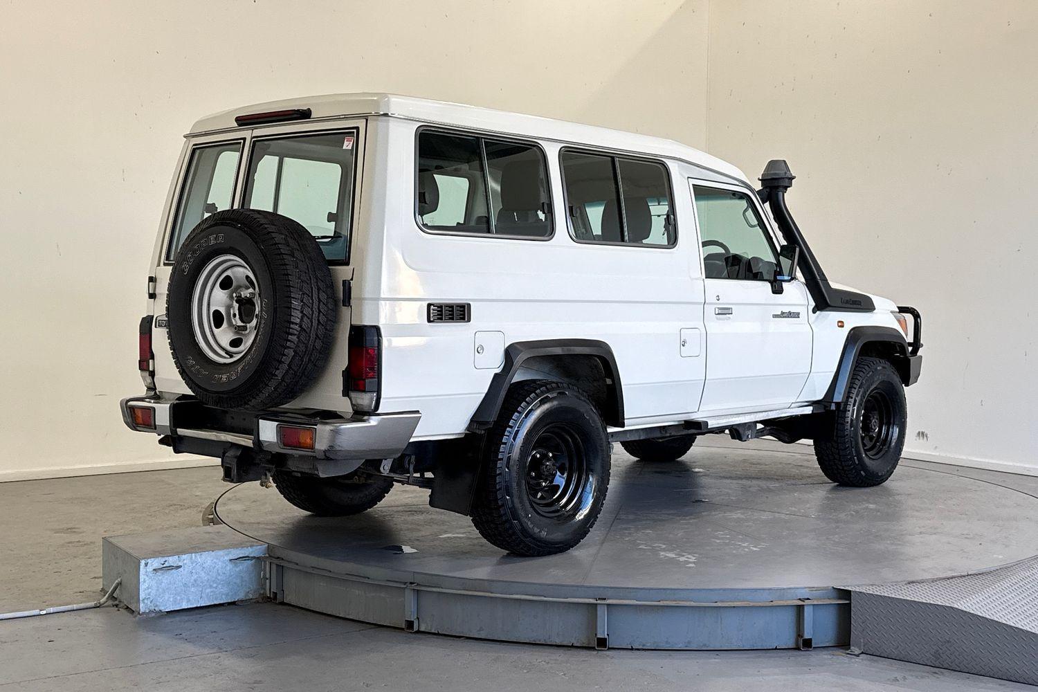 2017 Toyota Landcruiser GXL in White