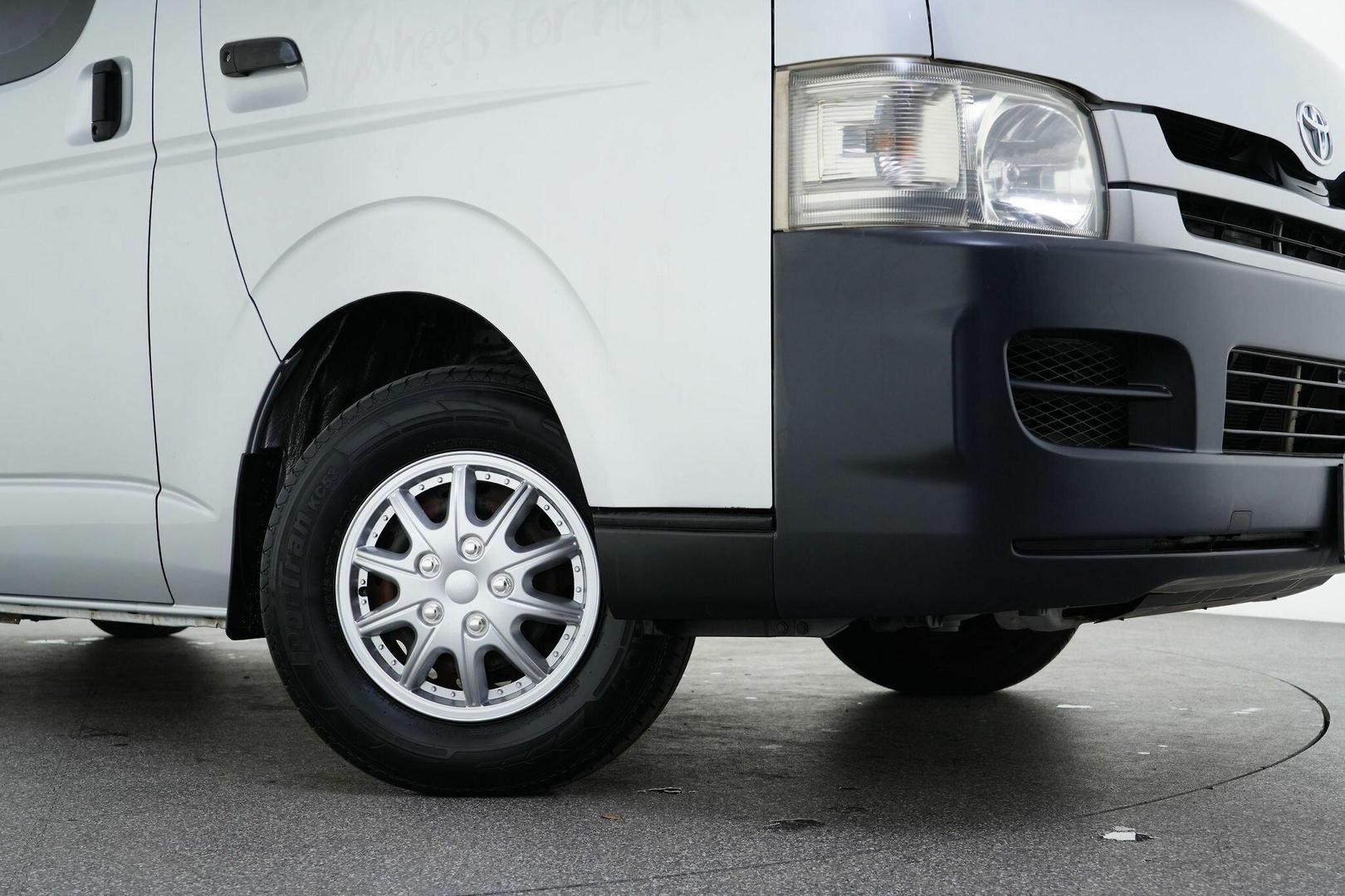 2009 Toyota Hiace Base in Silver