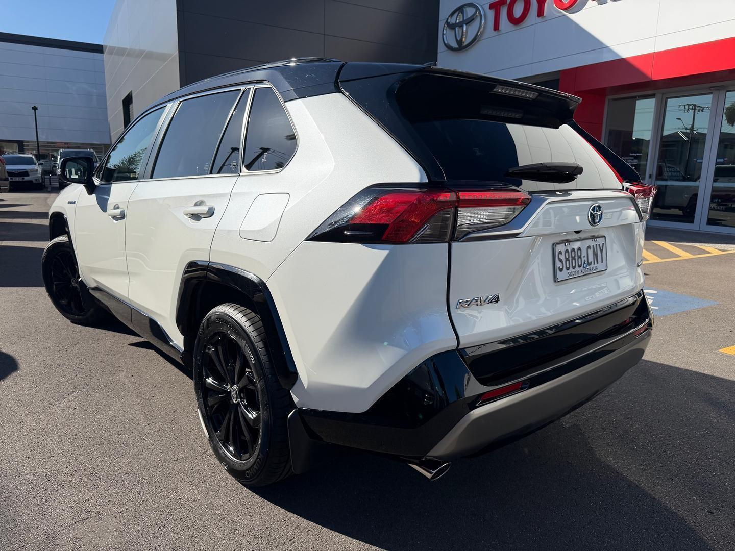 2022 Toyota RAV4 XSE (2WD) in Two Tone White