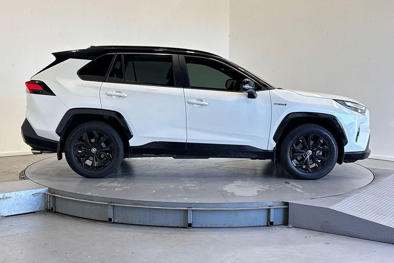2022 Toyota RAV4 XSE in White