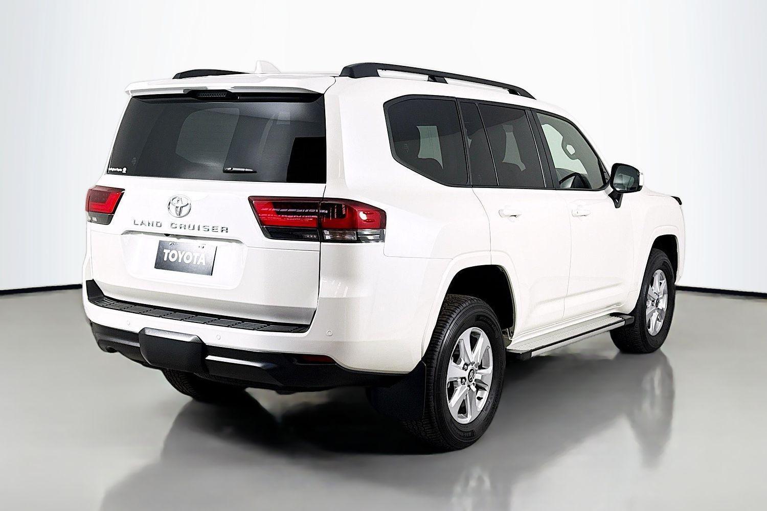 2025 Toyota Landcruiser GXL in White