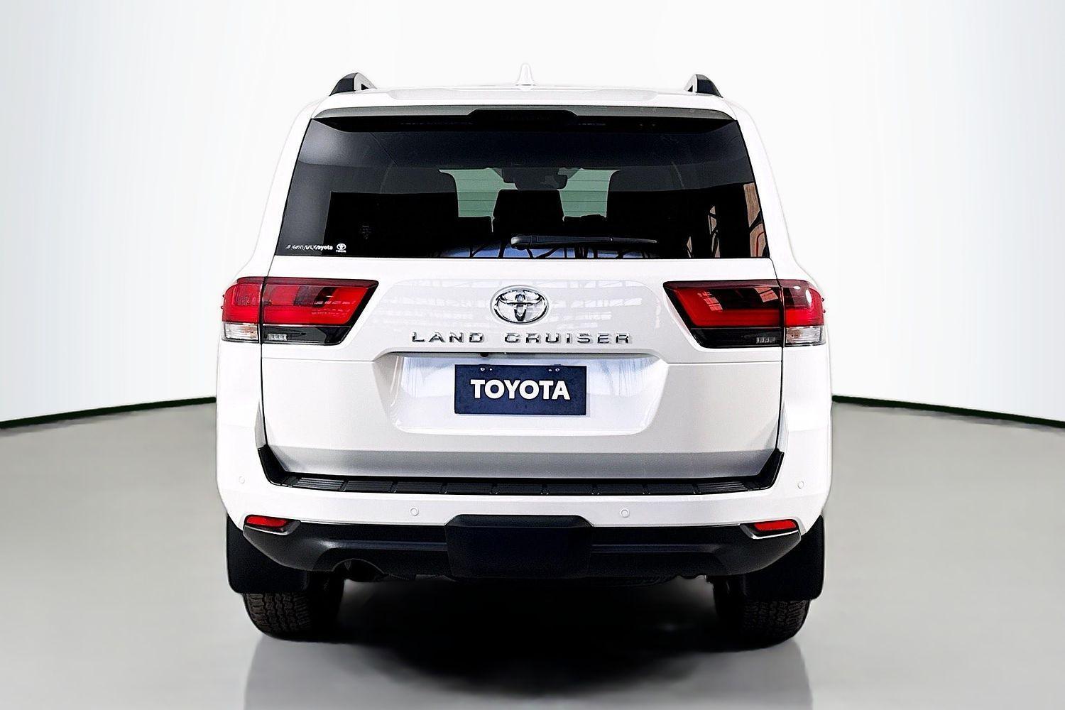 2025 Toyota Landcruiser GXL in White