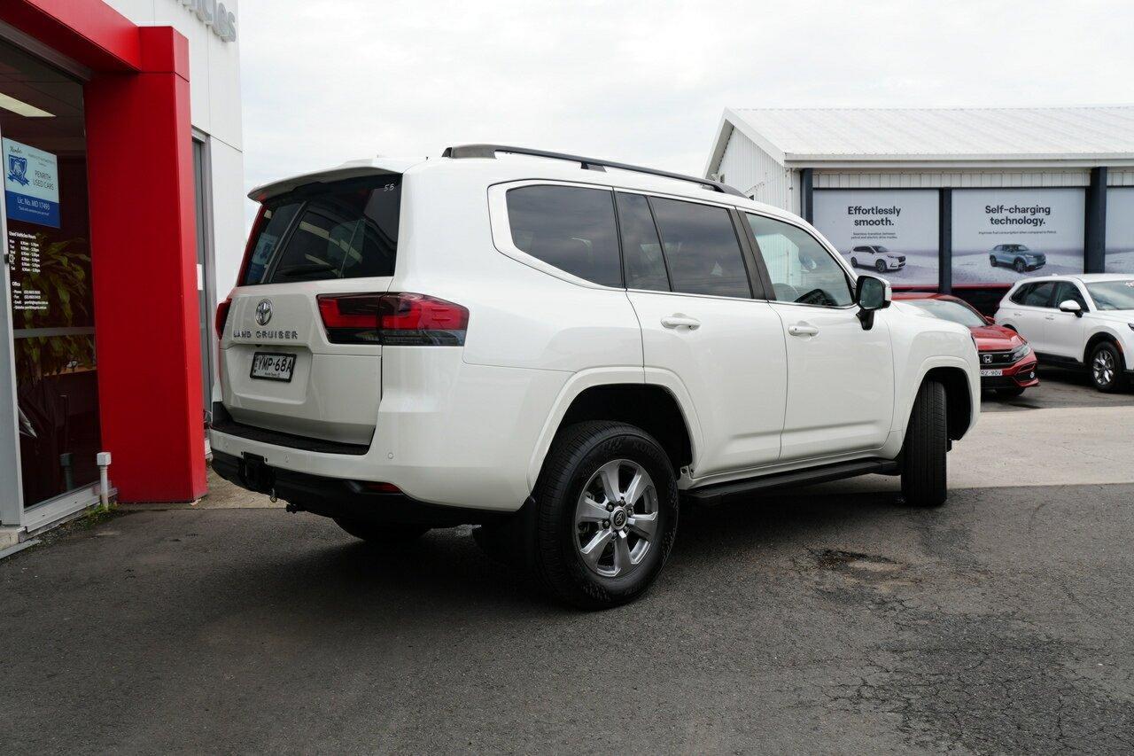 2022 Toyota Landcruiser VX in White