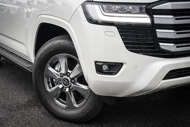 2025 Toyota Landcruiser VX in White
