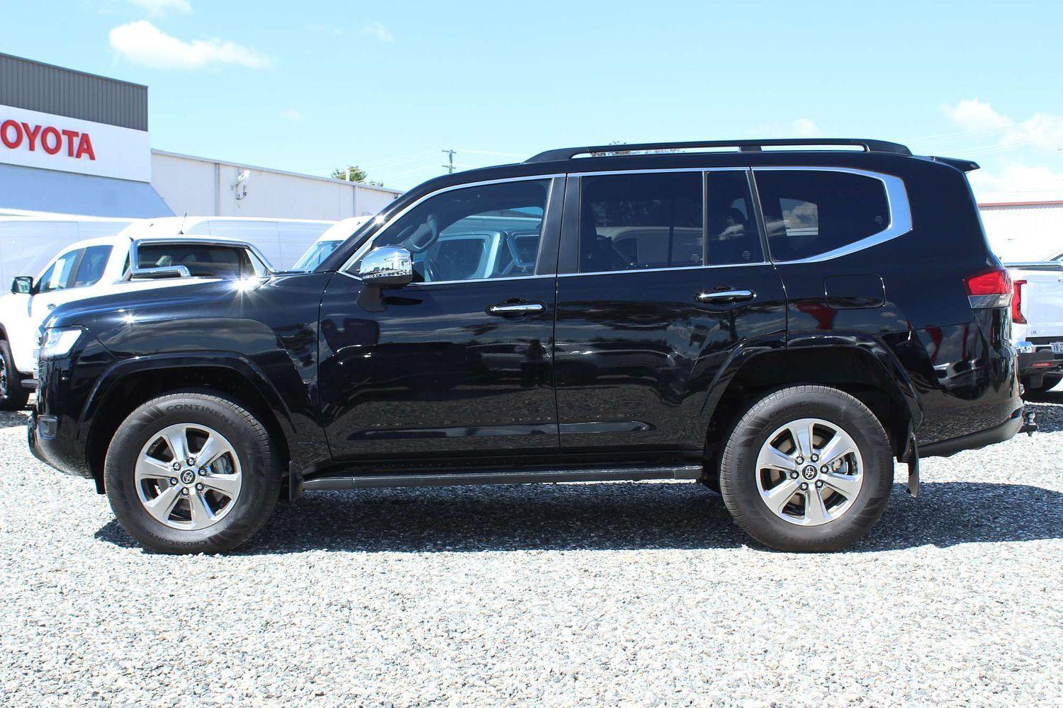 2022 Toyota Landcruiser Sahara in Black