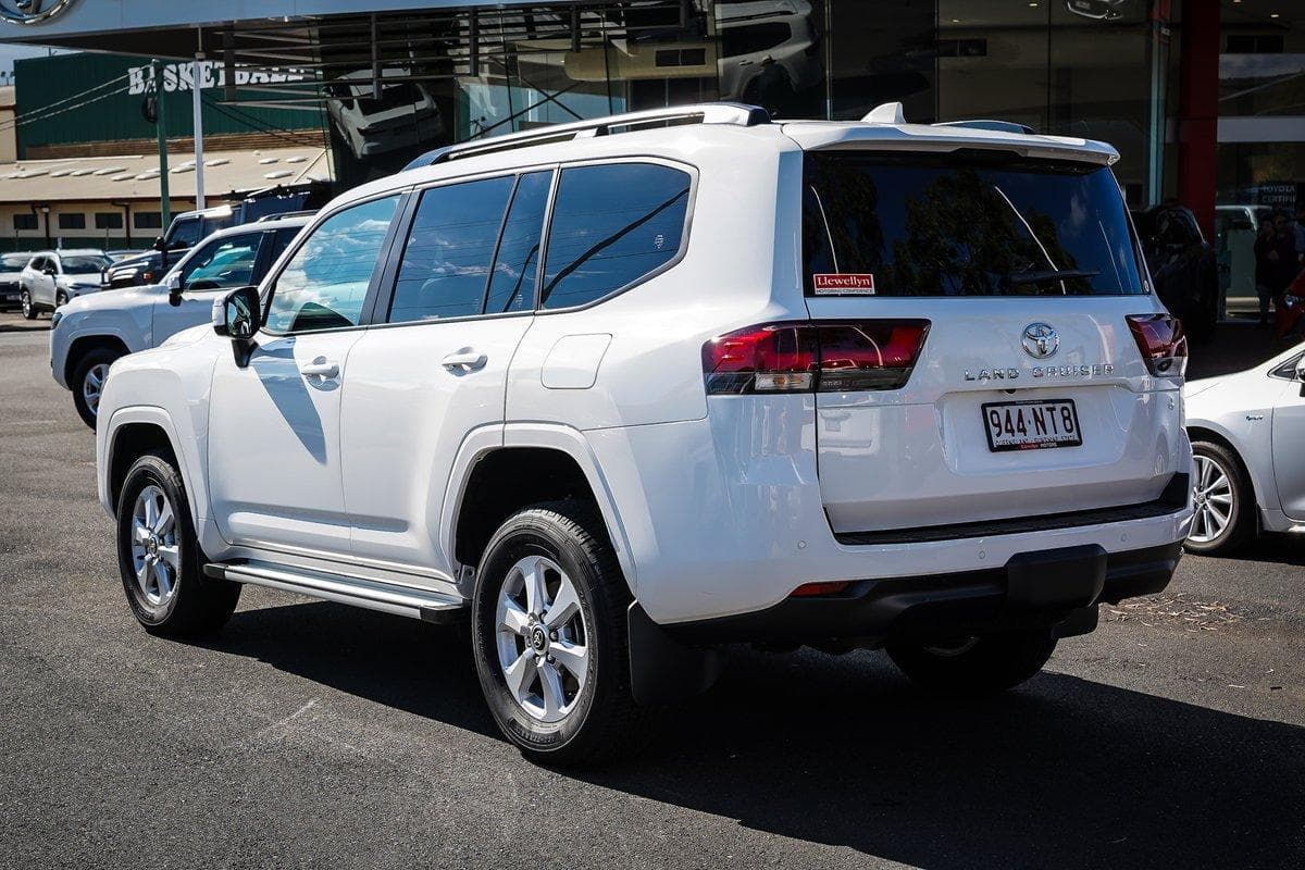 2025 Toyota Landcruiser GXL in White