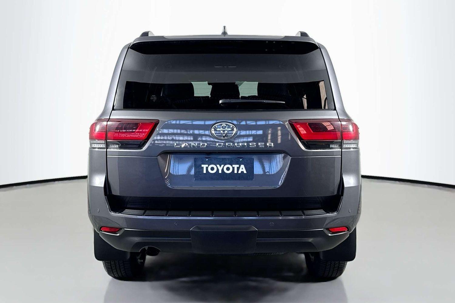 2025 Toyota Landcruiser VX in Silver
